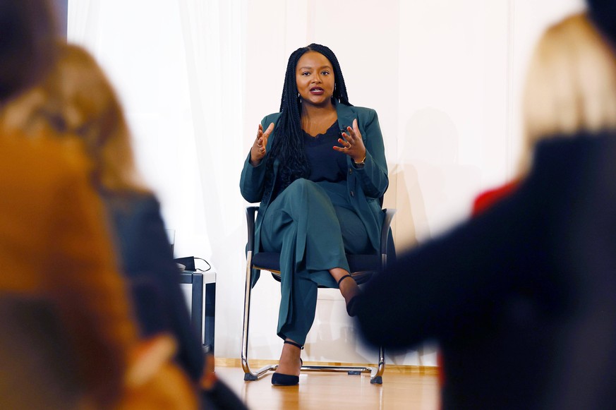 Aminata Toure beim 12. Forum Bellevue zum Thema Was kann der Staat Lektionen aus der Pandemie im Schloss Bellevue. Berlin, 15.11.2021 *** Aminata Toure at the 12 Forum Bellevue on the topic What can t ...