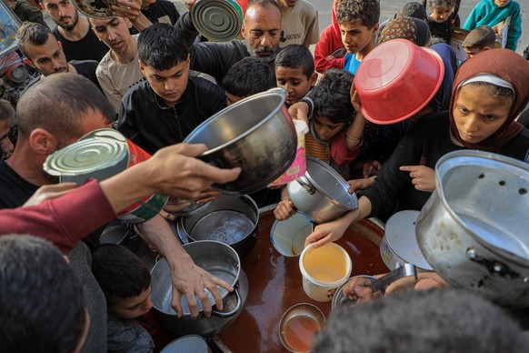 dpatopbilder - 30.03.2024, Pal�stinensische Gebiete, Rafah: Menschen warten in der Stadt Rafah im s�dlichen Gazastreifen auf Nahrungsmittelhilfe. Ungef�hr die H�lfte der Bev�lkerung in dem abgeriegelt ...