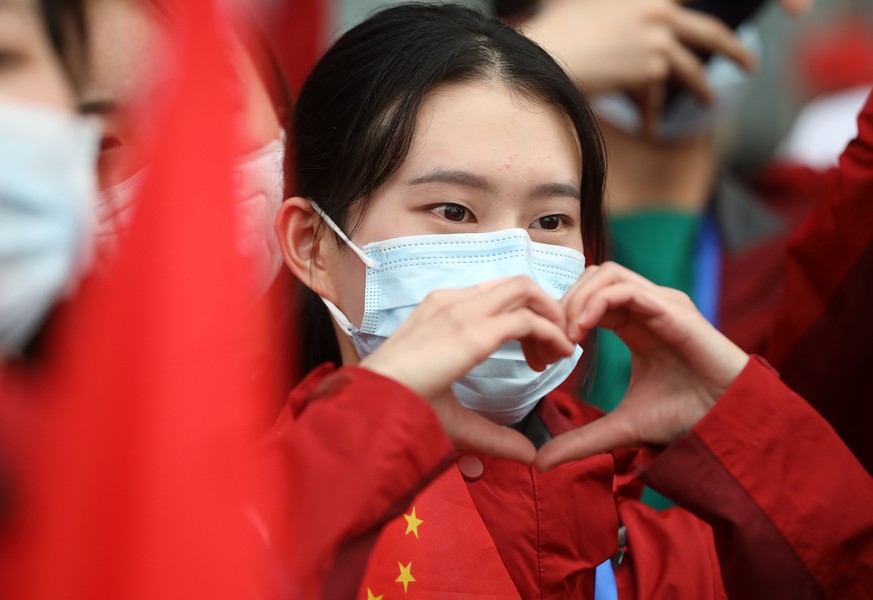 (200407) -- WUHAN, April 7, 2020 () -- A medical worker gestures to say goodbye to local residents at Wuhan Railway Station in Wuhan, central China's Hubei Province, April 7, 2020. The last batch of 1 ...