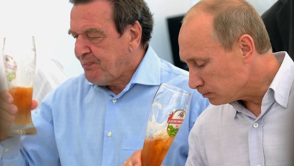 Altkanzler Gerhard Schröder und Russlands Präsident Wladimir Putin sind seit Jahrzehnten gute Freunde. 
