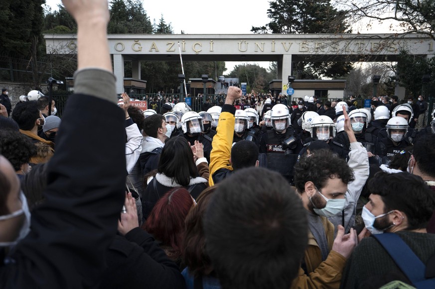 Studenten protestieren – abgeschirmt von der Polizei – vor der Bogazici-Universität in Istanbul. 
