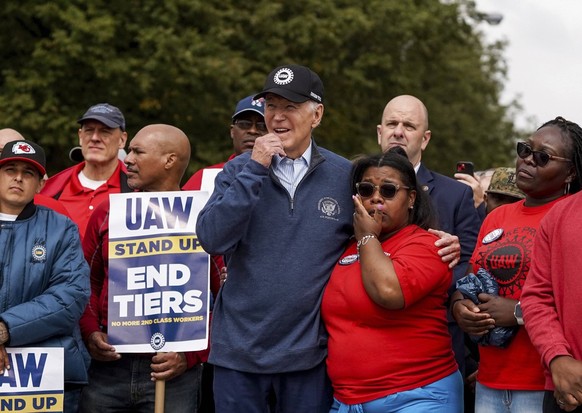 September 26, 2023, Belleville, Michigan, USA: President JOE BIDEN stands with workers picketing as UAW President Shawn Fain speaks at General Motors Willow Run Redistribution on Tuesday, during a sto ...
