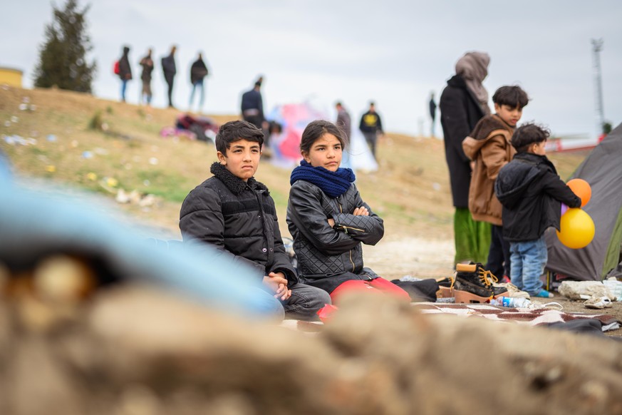 Syrische Flüchtlingskinder sind in der türkischen Grenzstadt Edirne am Fluss „Tunca Nehri“ in der Nähe des Grenzübergangs Pazarkule-Kastanies. Griechische Sicherheitsbehörden rechneten nach Berichten  ...