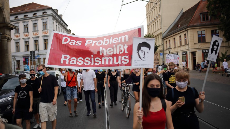 Teilnehmer an einer Demonstration gegen Rassismus am 22. August – sechs Monate nach dem rechtsterroristischen Anschlag von Hanau. 