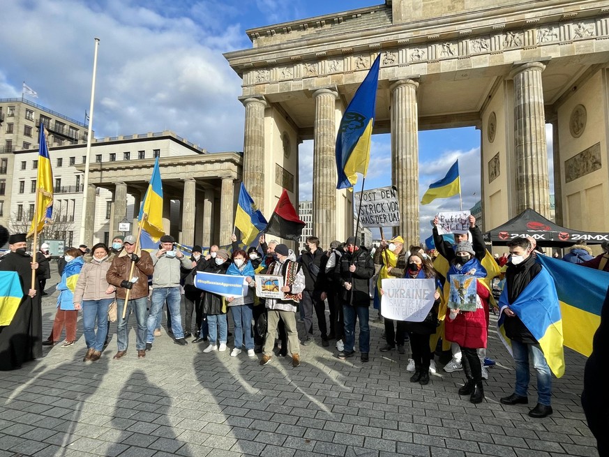Unterstützer der Ukraine haben sich am Samstag zur Demonstration "Stand with Ukraine" vor dem Brandenburger Tor in Berlin versammelt.
