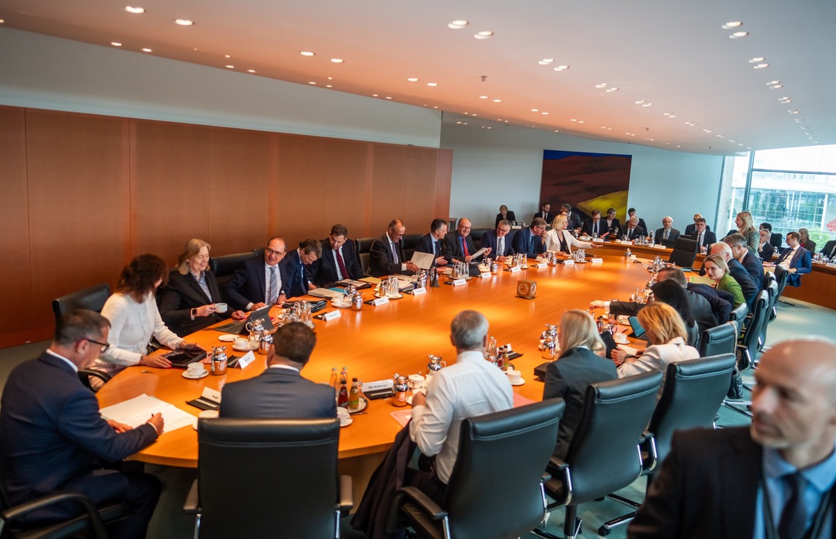 24.06.2025, Berlin: Bundeskanzler Friedrich Merz (CDU, Mitte l) sitzt neben Lars Klingbeil (SPD), Bundesminister der Finanzen, zu Beginn der Sitzung des Bundeskabinett im Kanzleramt. Thema der Sitzung ...