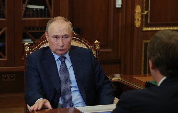 Russia Putin 8260701 26.08.2022 Russian President Vladimir Putin meets with the newly appointed Aeroflot chairman and CEO, Sergei Aleksandrovsky, in the Kremlin, in Moscow, Russia. Mikhail Klimentyev  ...