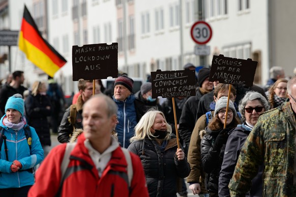 20.03.2021, Hessen, Kassel: Teilnehmer gehen bei einer Kundgebung unter dem Motto �Freie B�rger Kassel - Grundrechte und Demokratie� durch die Stadt - ohne Mund-Nasen-Schutz und ohne Abstand. Laut Pol ...