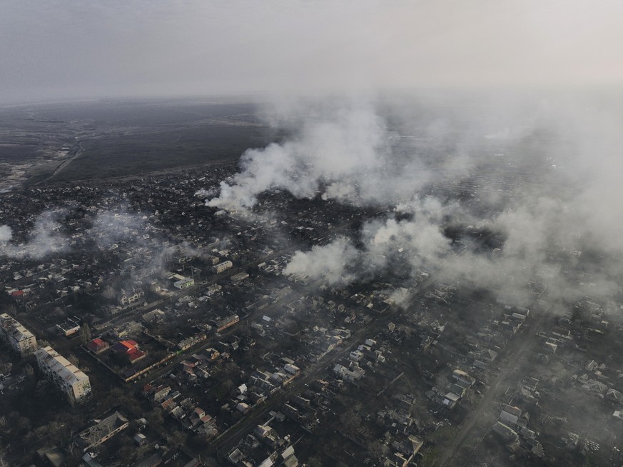 ARCHIV - 27.12.2022, Ukraine, Bachmut: Nach Angriffen steigen über den Außenbezirken der Stadt Bachmut Rauchschwaden in die Luft. Am 24. Februar 2023 jährt sich der Beginn des russischen Angriffskrieg ...