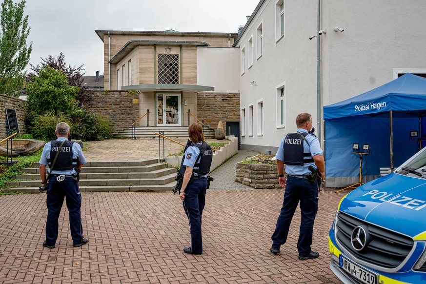 16.09.2021, Nordrhein-Westfalen, Hagen: Bewaffnete Polizisten stehen vor der Synagoge in Hagen. Nach dem Polizeieinsatz an der Synagoge in Hagen hat es nach Informationen der Deutschen Presse-Agentur  ...