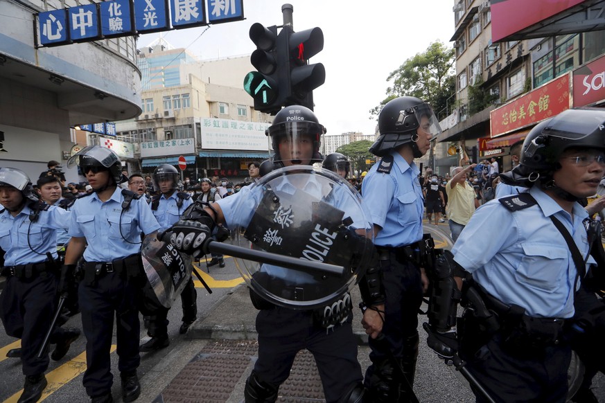 Die Polizei in Hongkong am Samstag. 
