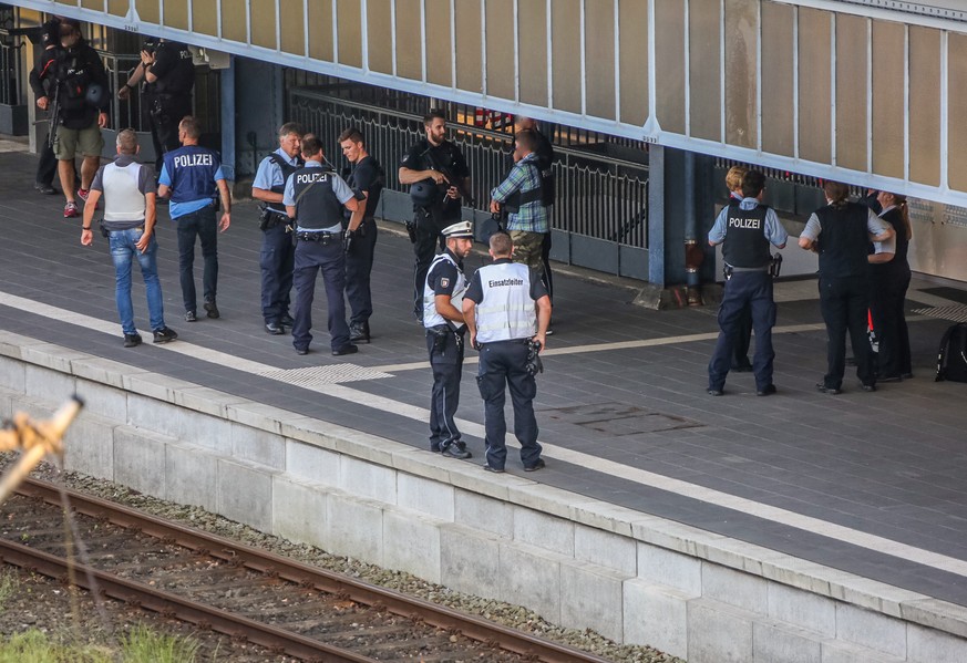 30.05.2018, Schleswig-Holstein, Flensburg: Polizisten sichern den Bahnsteig im Bahnhof. Nach Angaben der Bundespolizei hat es einen Messerangriff in einem Intercity-Zug in Flensburg gegeben. Es gab ei ...