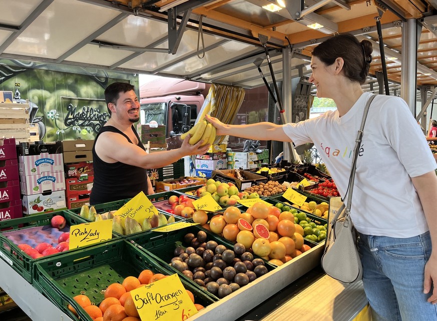 Christine ist Stammkundin bei Alis Obststand auf dem Hamburger Isemarkt.