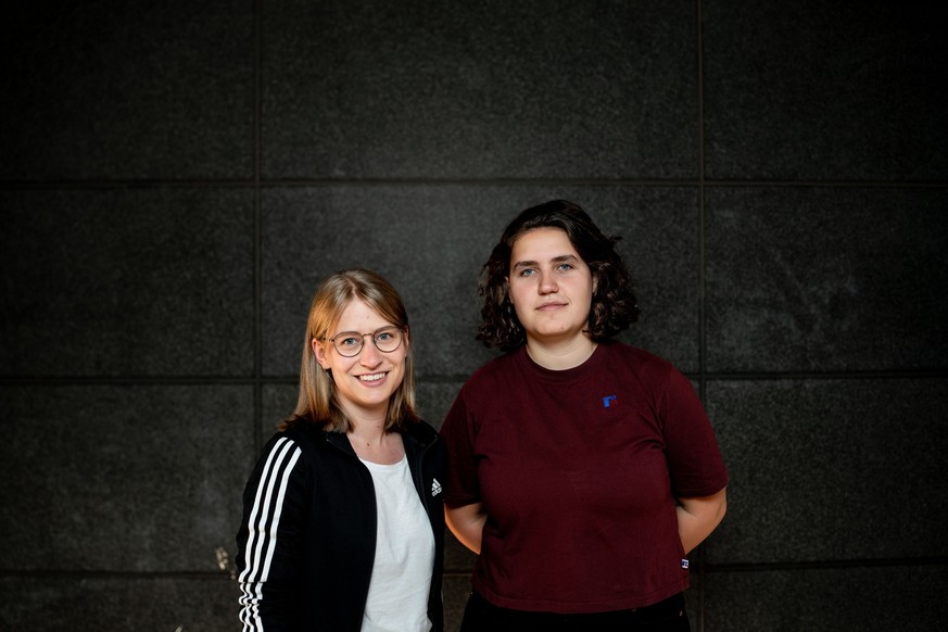 Svenja Appuhn (l.) und Katharina Stolla sind die neuen Bundessprecherinnen der Grünen Jugend. Sie folgen auf Timon Dzienus und Sarah-Lee Heinrich, die dieses Amt zwei Jahre Inne hatten.