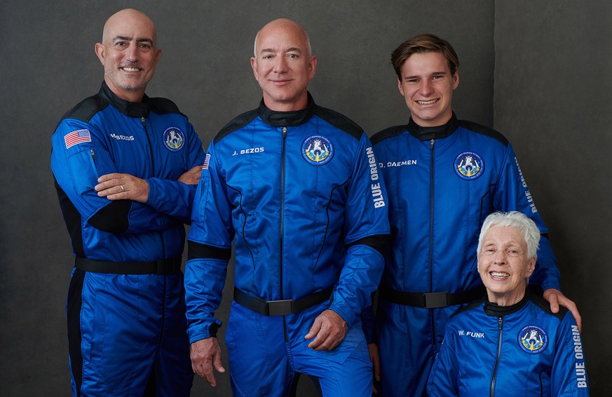 Dieses zeigt Mark Bezos (l-r), Bruder von Jeff Bezos, Milliardär Jeff Bezos, Gründer von Amazon und des Weltraumtourismus-Unternehmens Blue Origin, Oliver Daemen, aus den Niederlanden und Wally Funk, Luftfahrtpionier aus Texas. Die vier wollen am Morgen des 20. Juli an Bord der New Shepard-Rakete seines Unternehmens Blue Origin zum Rand des Weltraums starten.