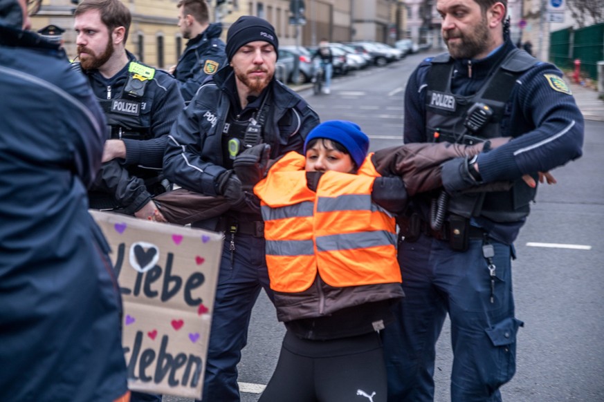 Aktivisten der Letzten Generation haben am Montag früh die Beethovenstraße im Leipziger Zentrum blockiert. Entgegen der üblichen Methoden hat man sich auf Grund der Woche der Liebe nicht an der Straße ...