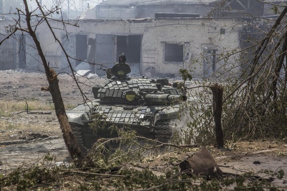 Ein Soldat hält sein Gewehr auf einem ukrainischen Panzer während schwerer Kämpfe an der Frontlinie in Sjewjerodonezk in der Region Luhansk.