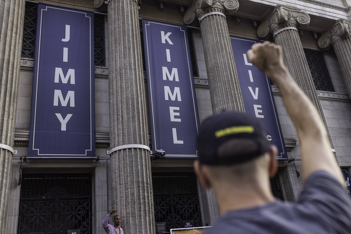 Jimmy Kimmel Protest Outside El Capitan Demonstrators gather outside El Capitan Entertainment Centre, where Jimmy Kimmel Live is filmed, to protest ABC s decision to pull Kimmel off the air following  ...
