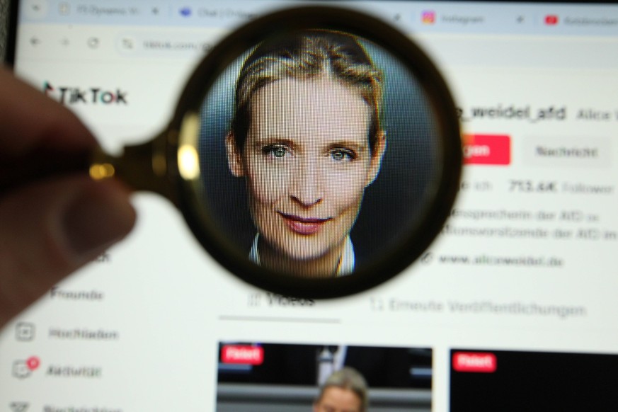 Eine Lupe vergrößert das Profilfoto Alice Weidel, Kanzlerkandidation der Alternative für Deutschland AfD, auf ihrem Tiktok-Account. Schnelsen Hamburg *** A magnifying glass enlarges the profile photo  ...