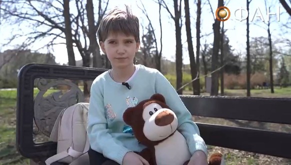 Melania, ein ukrainisches Mädchen, das von Russland verschleppt wurde, taucht in einem Propaganda-Video auf.