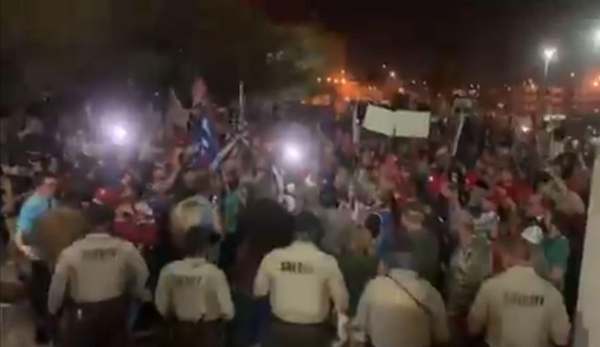 Proteste von Trump-Anhängern vor einem Wahlbüro in Arizona.