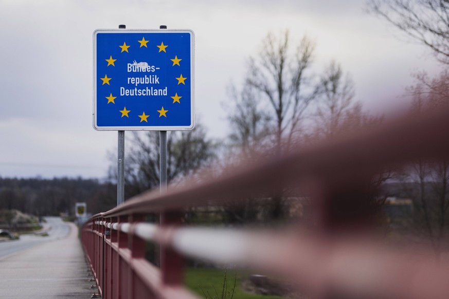 Grenzschild hin zu Bundesrepublik Deutschland, aufgenommen am Grenzuebergang vom polnischen Radomierzyce nach Hagenwerder, 12.04.2023. Hagenwerder Deutschland *** Border sign to the Federal Republic o ...