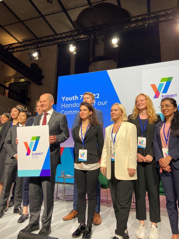 Die Jugend-Delegationen der Y7 bei der Übergabe ihres Kommuniqués an Olaf Scholz.
