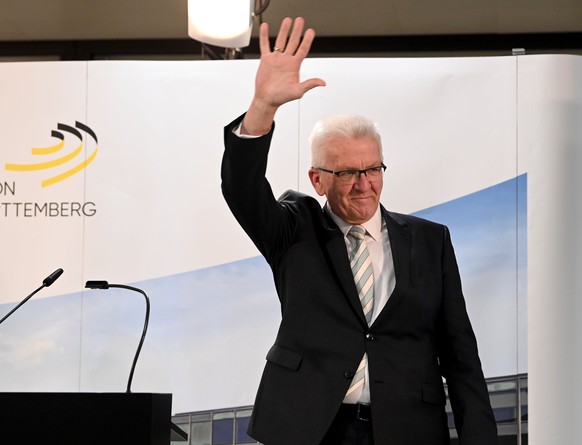 14.03.2021, Baden-W�rttemberg, Stuttgart: Winfried Kretschmann (B�ndnis 90/Die Gr�nen), Ministerpr�sident von Baden-W�rttemberg und Spitzenkandidat der Gr�nen, winkt nach der Bekanntgabe erster Ergebn ...