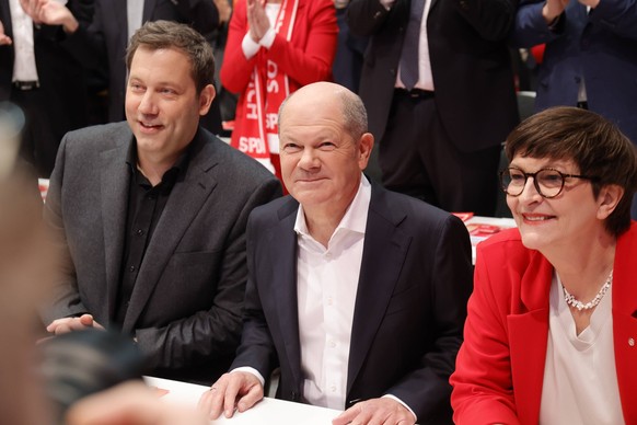 Lars Klingbeil, Co-Vorsitzender der SPD, Olaf Scholz, Bundeskanzler, Saskia Esken, Co-Vorsitzende der SPD, Deutschland, Berlin, Au�erordentlichen Bundesparteitag der SPD am 11. Januar 2025 *** Lars Kl ...