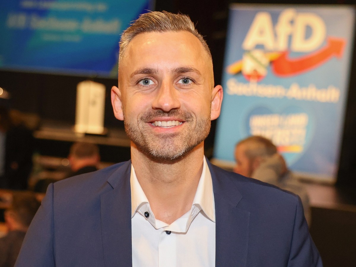 ARCHIV - 02.03.2025, Sachsen-Anhalt, Magdeburg: Ulrich Siegmund, Fraktionsvorsitzender der AfD Sachsen-Anhalt, steht auf dem Landesparteitag im Alten Theater. (zu dpa: «Ulrich Siegmund ist AfD-Spitzen ...