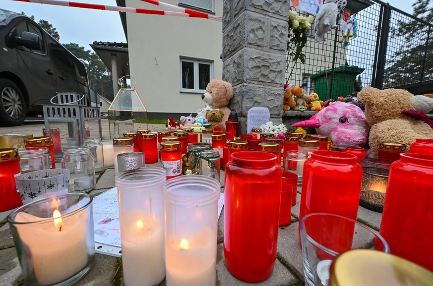 Viele Anwohner der Familie im brandenburgischen Dorf Senzig, einem Ortsteil von Königs Wusterhausen, drücken ihr Mitgefühl durch Kerzen und Stofftiere aus.