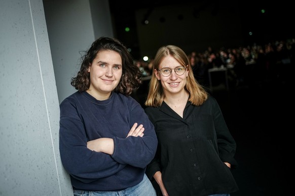 25.11.2023, Baden-Württemberg, Karlsruhe: Katharina Stolla (l) und Svenja Appuhn, die Vorsitzenden der Grünen Jugend, nehmen am Bundesparteitag von Bündnis 90/Die Grünen teil. Die Bundesdelegiertenkon ...