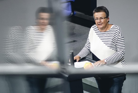 Kathrin Vogler (Die Linke) spricht im Rahmen der Debatte zur Aenderung des Allgemeinen Gleichbehandlungsgesetzes im Bundestag. Berlin, 28.04.2022.