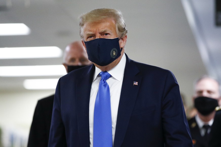 Ein seltenes Bild: Donald Trump mit Maske.