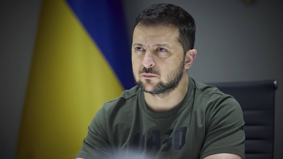 Ukraine-Konflikt, Wolodymyr Selenskyj mit Churchill Leadership Award geehrt July 26, 2022, Kyiv, Ukraine: Ukrainian President Volodymyr Zelenskyy listens during a ceremony to present him with the Wins ...