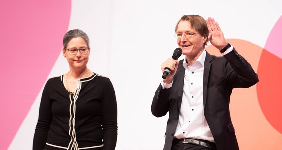 Regionalkonferenz der SPD in München, Nina Scheer &amp; Karl Lauterbach. Am 12. Oktober 2019 fand die letzte Regionalkonferenz im Münchner Löwenbräu statt. Die Mitglieder können jetzt die zukünftigen  ...