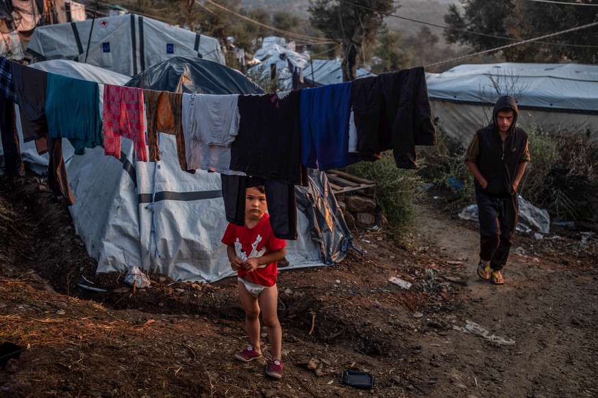 Ein kleiner Junge steht an einer Wäscheleine im Flüchtlingslager Moria auf der griechischen Insel Lesbos.
