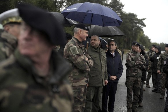 09.10.2024, Frankreich, ---: Der französische Verteidigungsminister Sebastien Lecornu (Mitte r) und sein ukrainischer Amtskollege Rustem Umjerow (M), besuchen ein Militärlager in Ostfrankreich, in dem ...