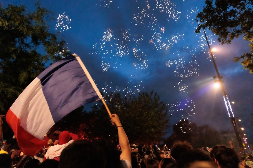 dpatopbilder - 07.07.2024, Frankreich, Paris: Menschen feiern auf dem Platz der Republik nach der zweiten Runde der Parlamentswahlen. Überraschende Wahlprognosen in Frankreich besagen, dass eine linke ...