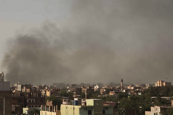 ARCHIV - 29.04.2023, Sudan, Khartum: Rauch steigt auf, als das schwere Artilleriefeuer anhält. Angriffe auf Zivilisten in Sudans Hauptstadt Khartum haben aus Sicht der Hilfsteams von Ärzte ohne Grenze ...