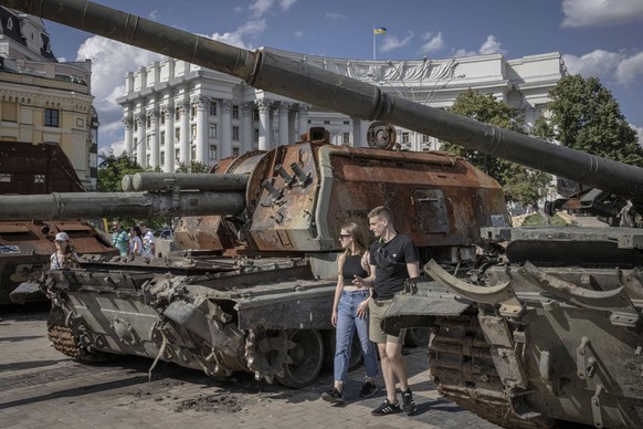 News Bilder des Tages News Bilder des Tages July 16, 2022, Kyiv, Kyiv Oblast, Ukraine: Members of the public interact with an installations of damaged tanks and weapons bought from the battlefield to  ...