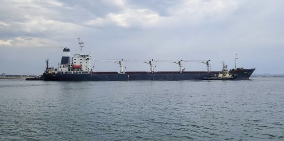 Der Getreide-Frachter manövriert durch das verminte Schwarze Meer.