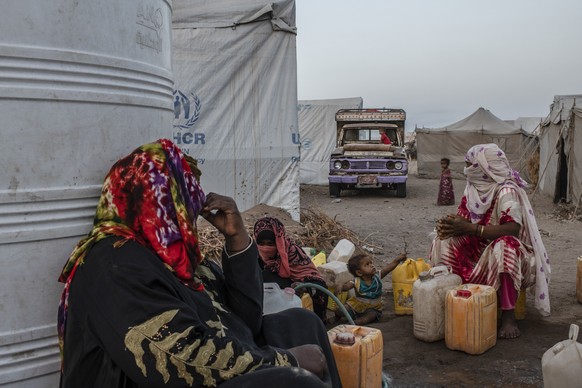 ADEN, YEMEN - SEPTEMBER 23: Internally displaced people (IDPs) fill water at Meshqafah Camp on September 23, 2018 in Aden, Yemen. The majority of the camp is made up of families who fled fighting alon ...