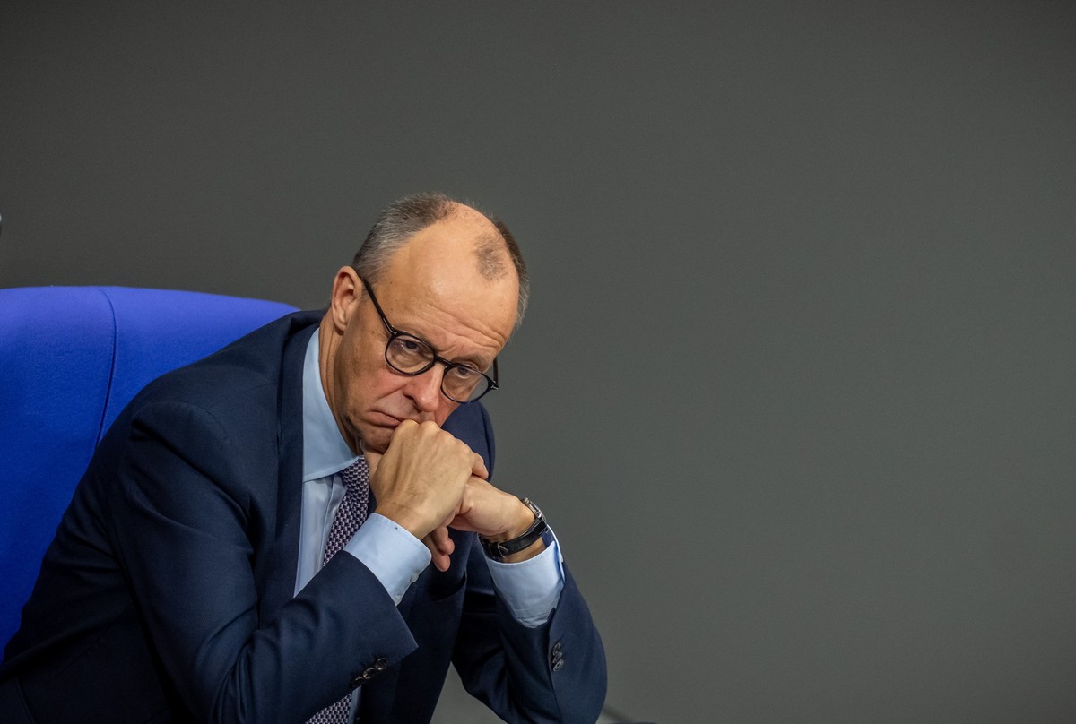 16.10.2025, Berlin: Bundeskanzler Friedrich Merz (CDU) verfolgt im Bundestag die Debatte nach der Regierungserklärung zum EU-Gipfel. Das Parlament befasst sich unter anderem mit Rentengesetzen und dem ...
