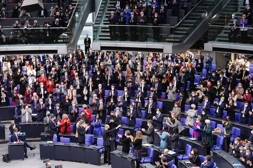 dpatopbilder - 08.12.2021, Berlin: Die Abgeordneten applaudieren Olaf Scholz (M unten, SPD) nach seiner Wahl zum Bundeskanzler. Im Bundestag findet die Wahl und Vereidigung von Scholz zum Bundeskanzle ...