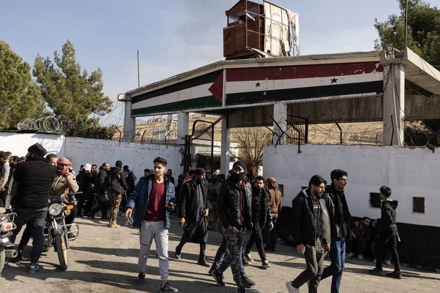 Syrien, Eindr�cke nach R�umung des Milit�rgef�ngnisses Sednaya Syria s Slaughterhouse Jail Sednaya Prison Near Damascus People gather at the Sednaya prison in Damascus looking for loved ones on Decemb ...