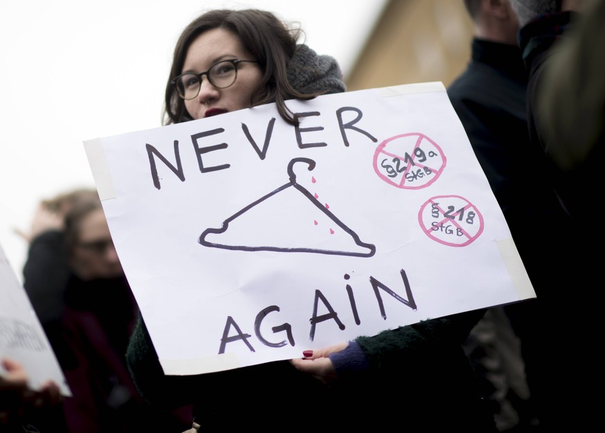 219a Demo - Abtreibungsgesetz DEU, Deutschland, Germany, Berlin, 26.01.2019 Frau mit Plakat Never Again Buegel Nie Wieder illegale Abtreibungen, Weg mit 219a auf einer Kundgebung von verschiedenen Fra ...