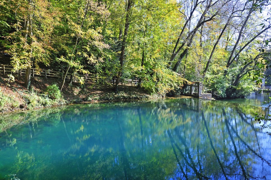 Der Blautopf bei Blaubeuren.