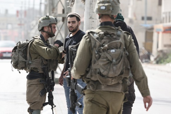 27.02.2023, Pal�stinensische Gebiete, Huwara: Israelische Soldaten sind in der Stadt Huwara im Einsatz. Nach einem t�dlichen Anschlag auf zwei Israelis im n�rdlichen Westjordanland ist es dort am Sonn ...