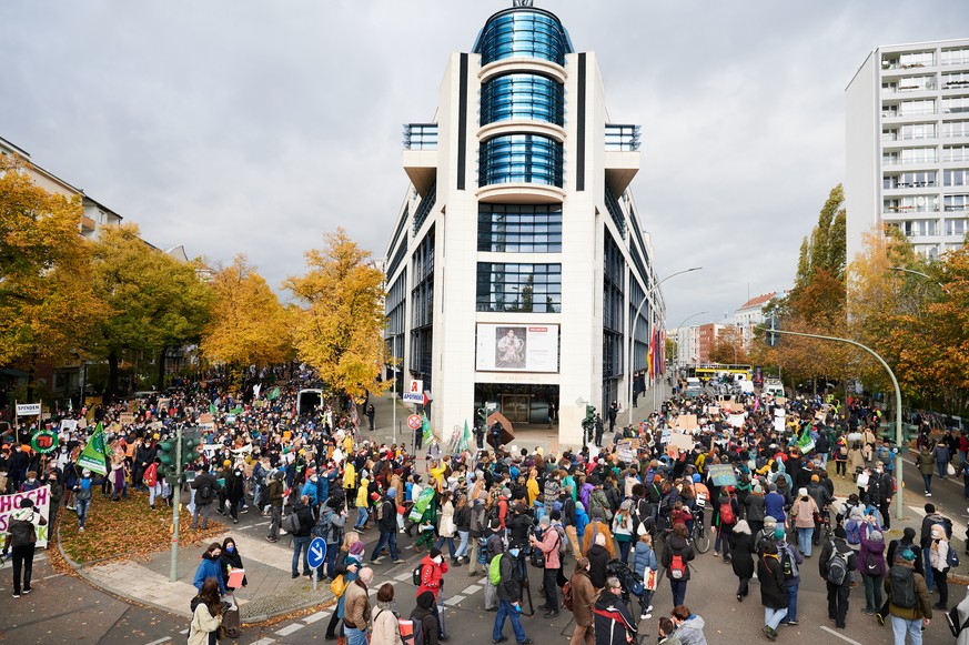 dpatopbilder - 22.10.2021, Berlin: Tausende Protestierende gehen mit Transparenten am Willy-Brandt-Haus, der SPD-Zentrale, vorbei. Die Aktionstage, zu dem das B